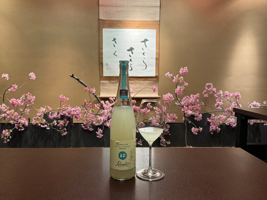 桜が満ちる特別な空間で、ハワイから届いた濁り酒を——